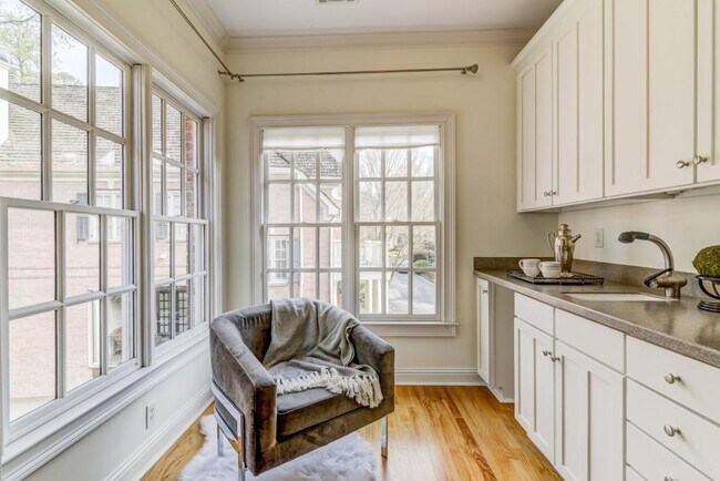Building Photo - 704 Longleaf Dr NE