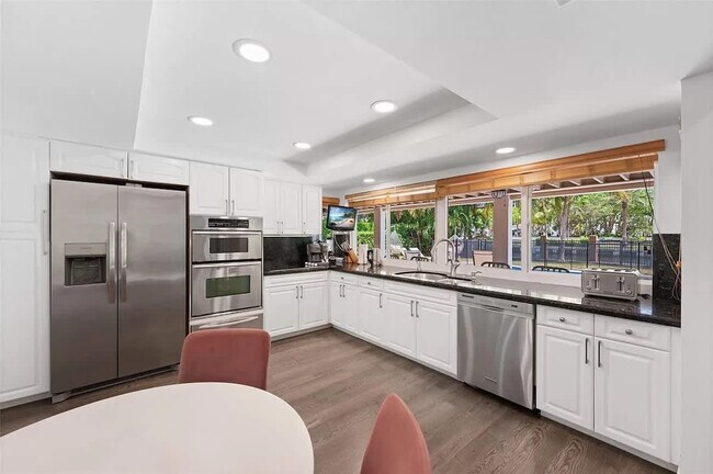 Building Photo - 413 Holiday Dr