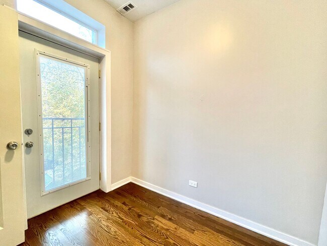 Building Photo - 3342 W Beach Ave