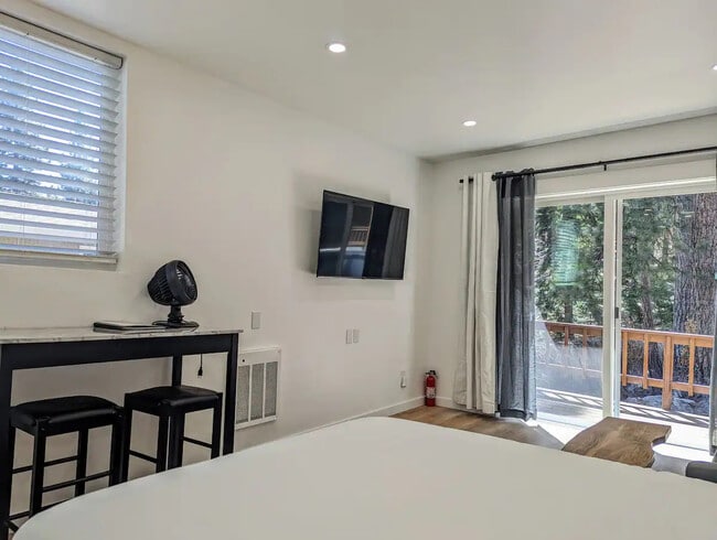 Unit F Living area - 347 Cottonwood Ct