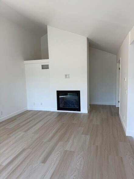 Building Photo - 15 Sparrowhawk Ln