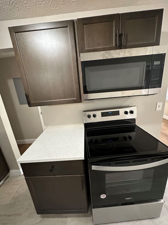 Building Photo - **4/2 BR Single Family home : Available Now