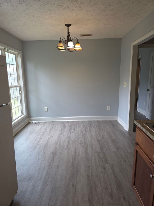 Building Photo - A Great Starter Home Just For YOU!