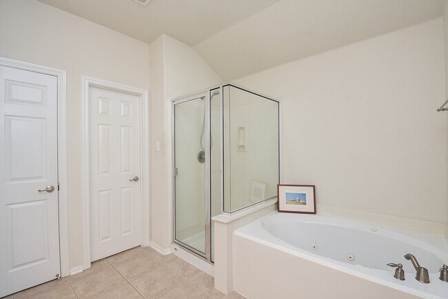 Building Photo - 6 S Burberry Park Cir