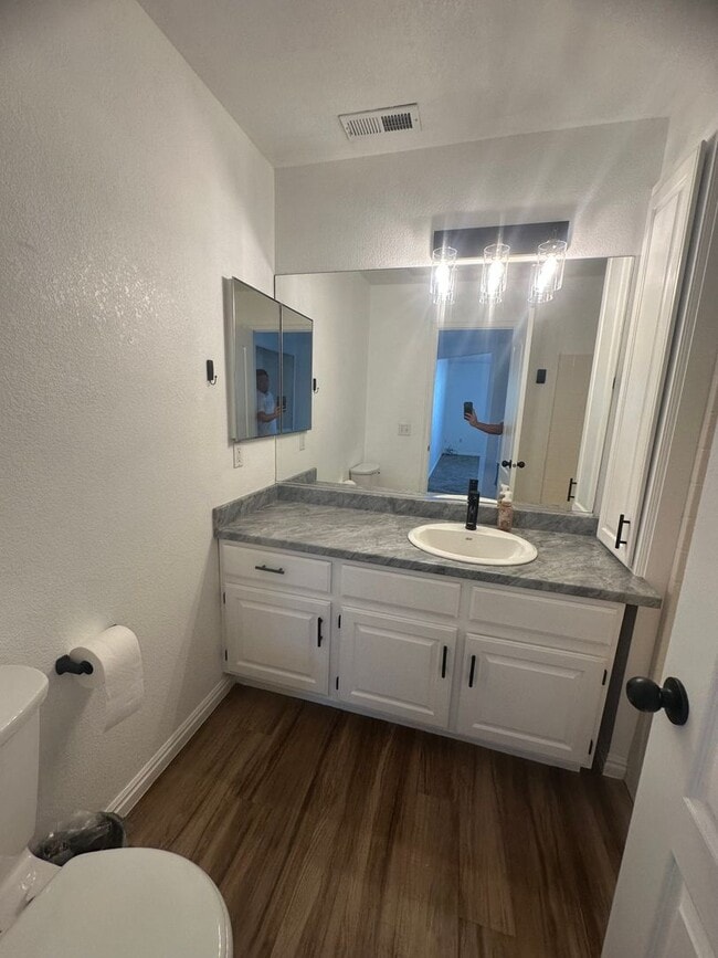 Building Photo - Great 3 bedroom, 2 bathroom home in Hurricane!!