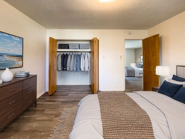 Building Photo - Spacious 2 Bedroom with Screened Porch!