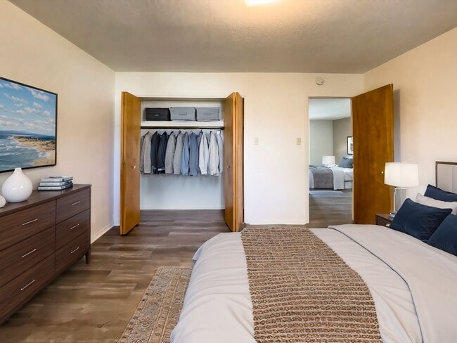 Building Photo - Spacious Ground Floor 2 Bed with Screened Porch!