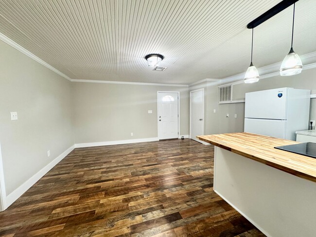 Building Photo - Country Cottage - Adorable 2 bedroom, 1 bath! Cute front porch & landscaping included!