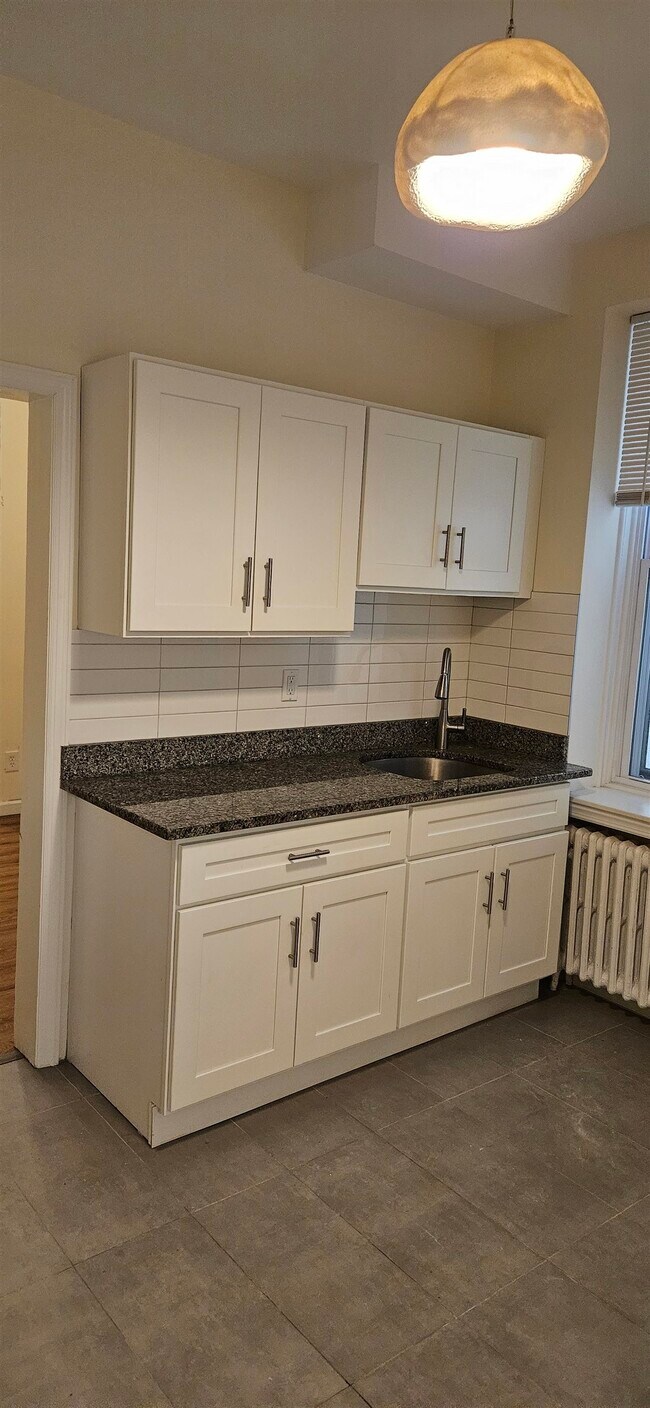 Building Photo - 327 Jackson St