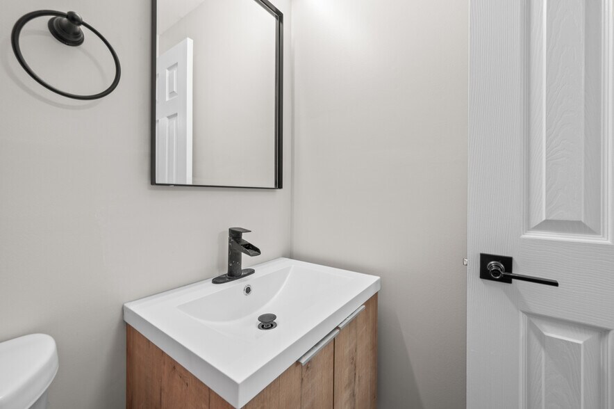 Building Photo - 60 Church St