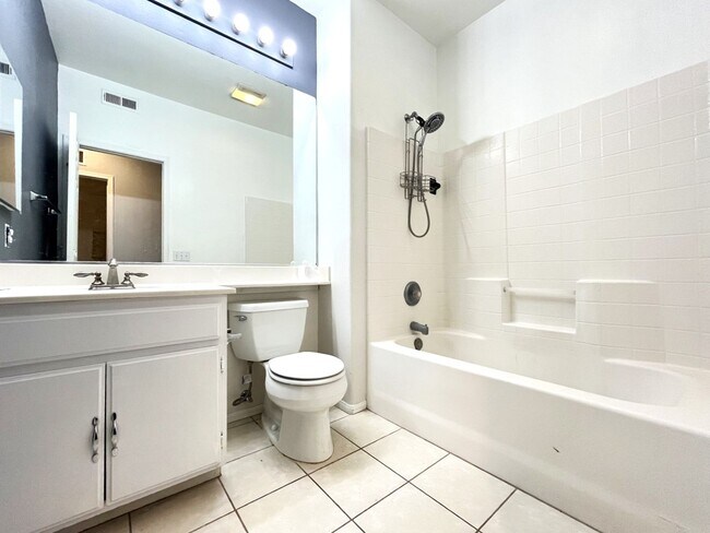 Building Photo - 3 bed, 2 bath located in Corona, CA!