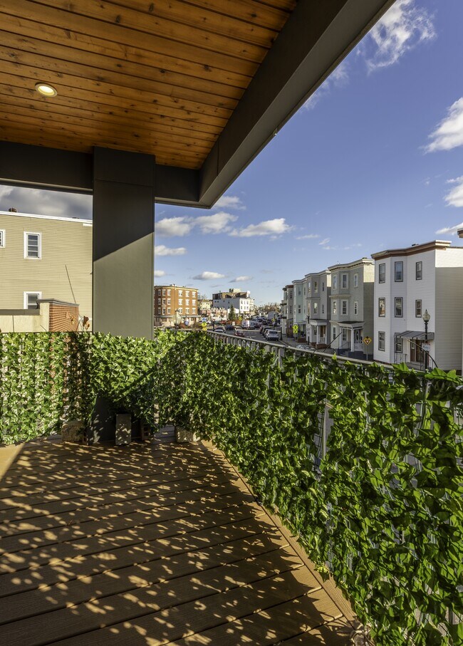 Building Photo - 946 Saratoga St