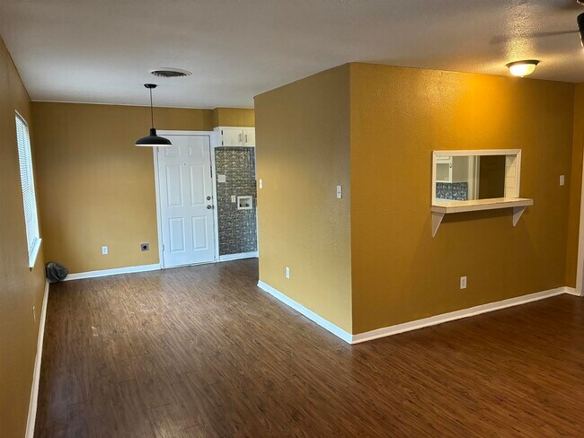 Building Photo - 1112 Northwood Dr