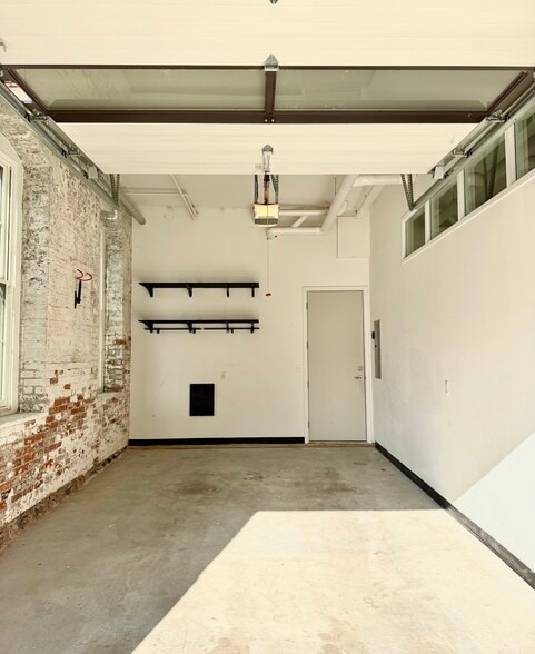 Building Photo - 813 Broadway St