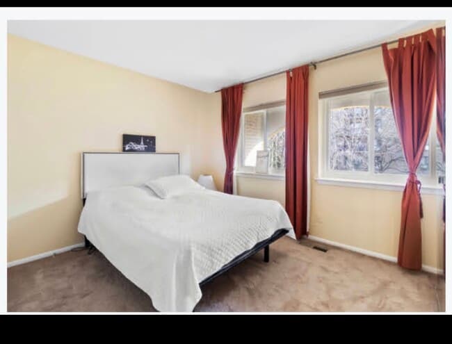 Building Photo - 3075 Hawthorne Dr NE