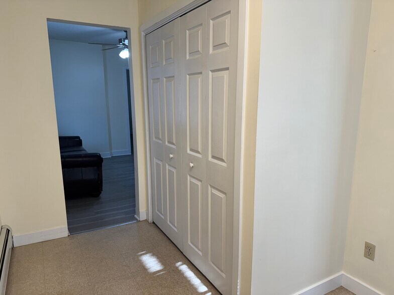 washer/dryer closet - 47 Plunkett St