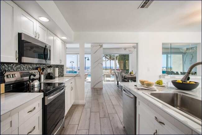 Building Photo - 3350 NE 14th Ct