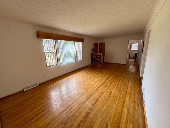 Building Photo - New Kitchen & Flooring! JUST LISTED!