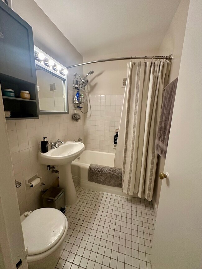 Building Photo - 4960 N Marine Dr