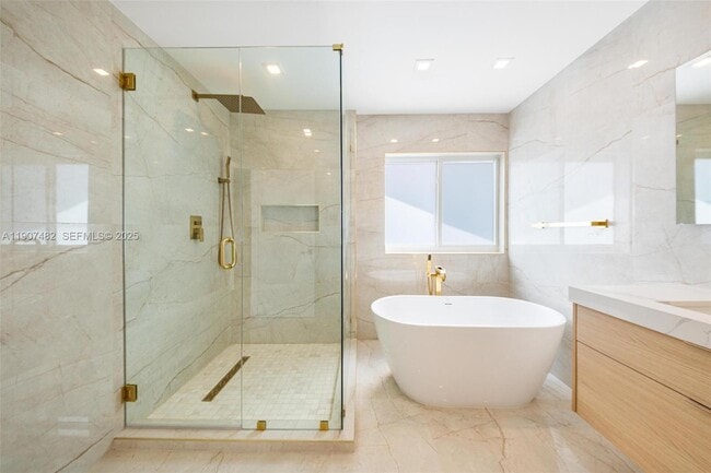 Building Photo - 242 Palm Ave