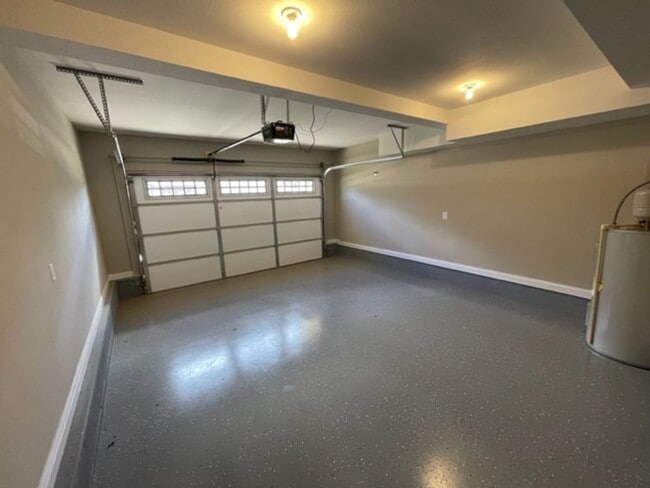 Building Photo - 3 Bedroom 2 1/2 Bathroom Home!