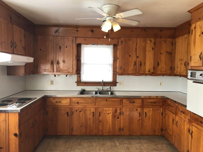 Building Photo - Charming Ranch Style Home! "ASK ABOUT OUR ...