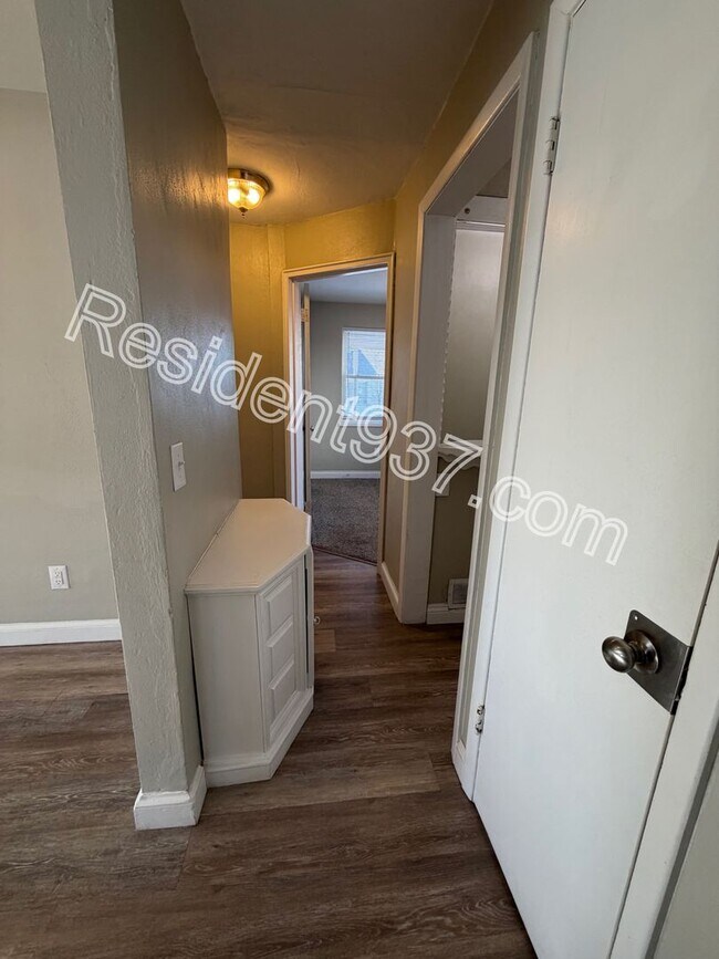 Building Photo - 2 Bed 1 bath with 500 SQ FT DETACHED GARAGE/WORKSHOP