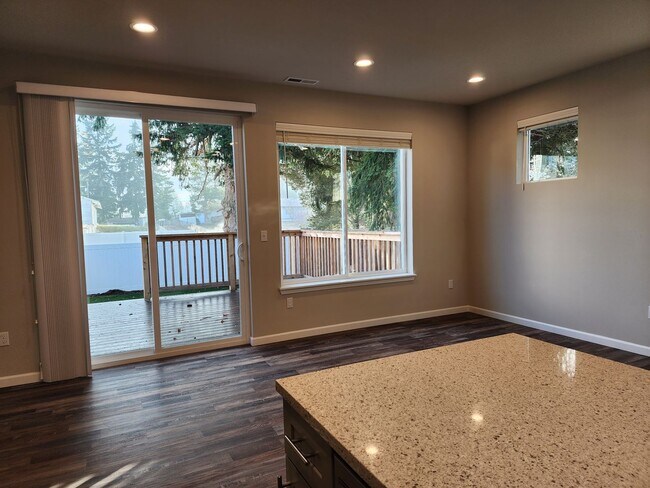 Building Photo - 15603 View Dr Ct SE