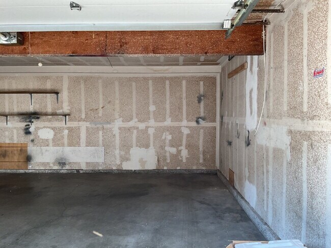 Building Photo - "Discover Coastal Living: Spacious 3-Bed, 2-Bath Townhouse