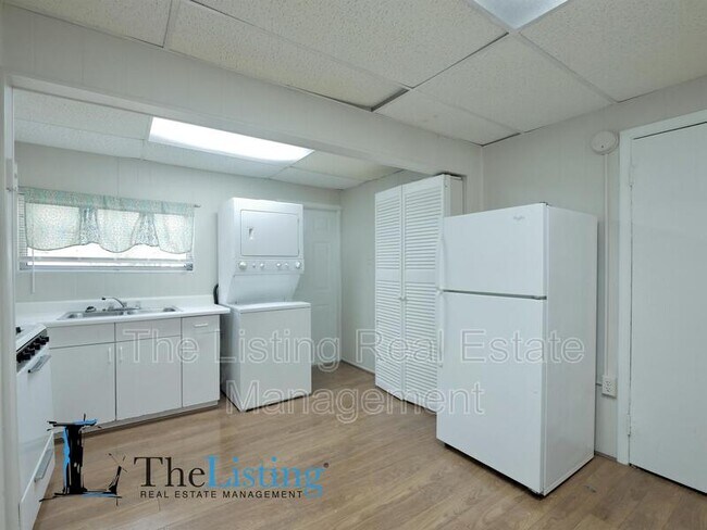 Building Photo - 611 E Plymouth Ave