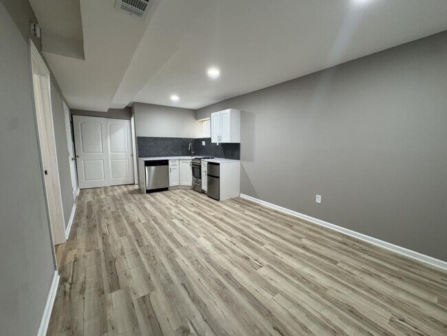 Building Photo - 9206 Greenway Ln