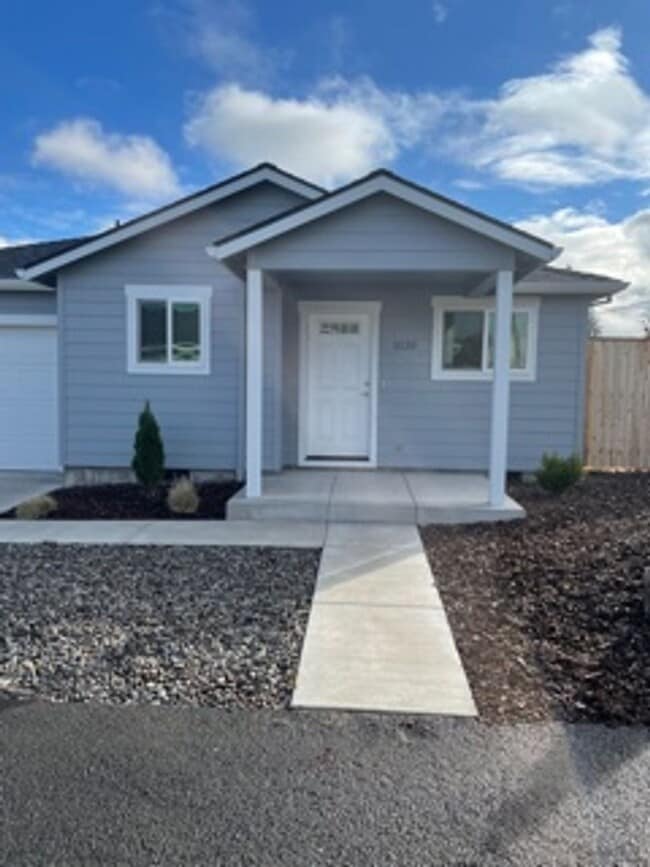 Building Photo - 3 BEDROOMS SINGLE LEVEL HOME