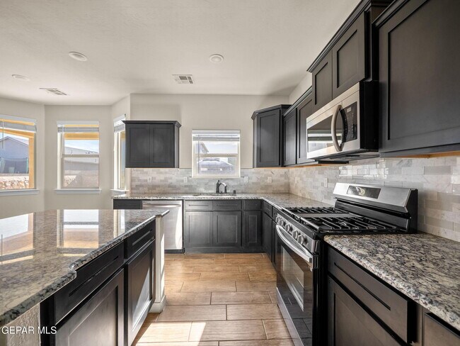 Building Photo - 561 Issa Circle