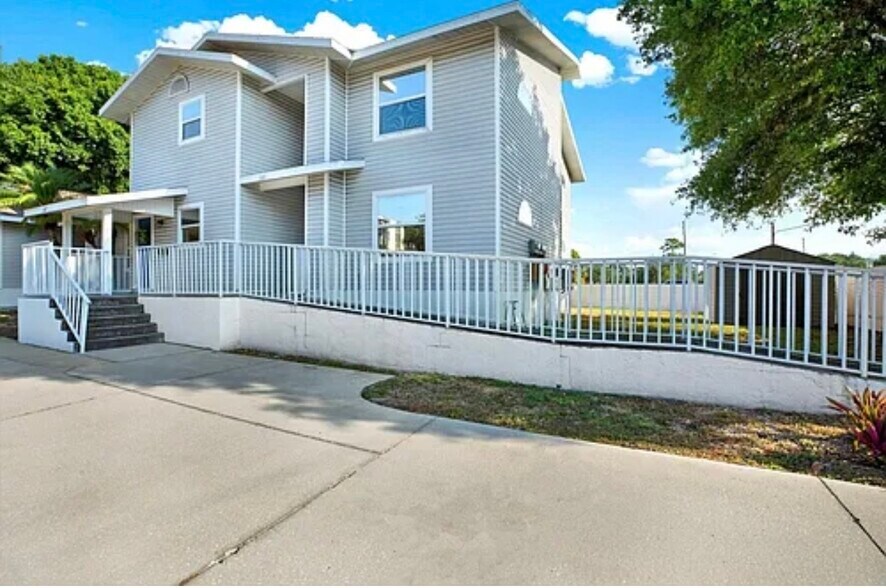 Building Photo - 107 47th Ave N