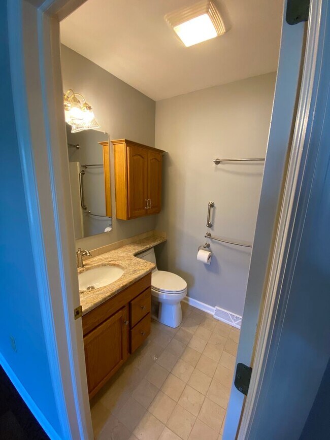 Building Photo - Beautiful 3 BR End Unit Townhouse in Summit Hills!
