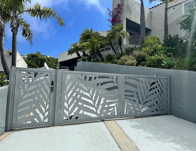 Building Photo - Azari PM-Juccuzi- half acre luxurious landscape-fully chic furniture -  massive lot , 18 fruit tr...