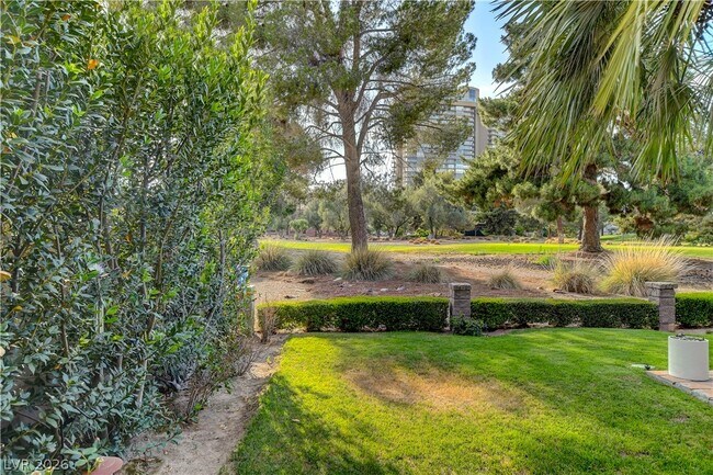 Building Photo - 3223 Pinehurst Dr