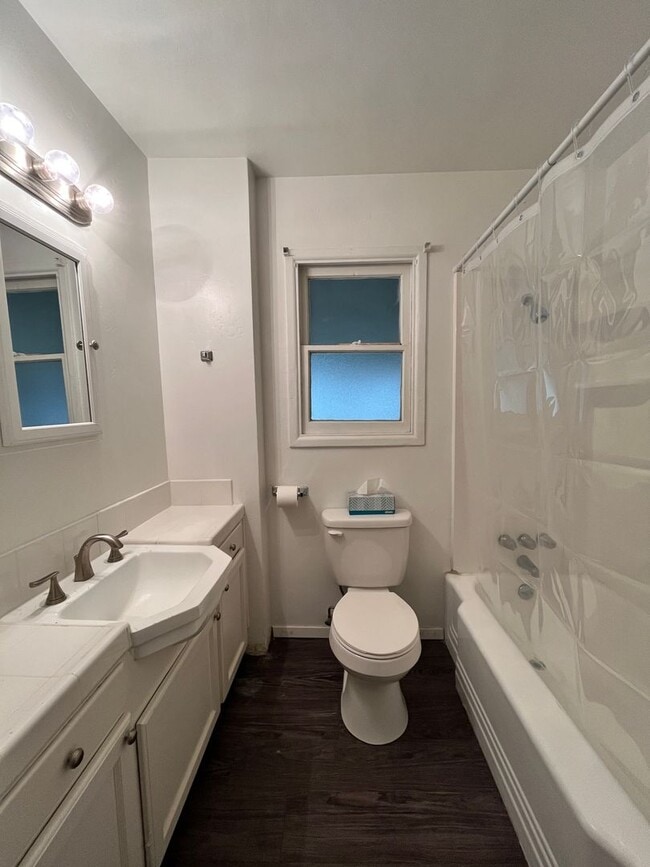 Building Photo - Centrally located 3-bedroom house