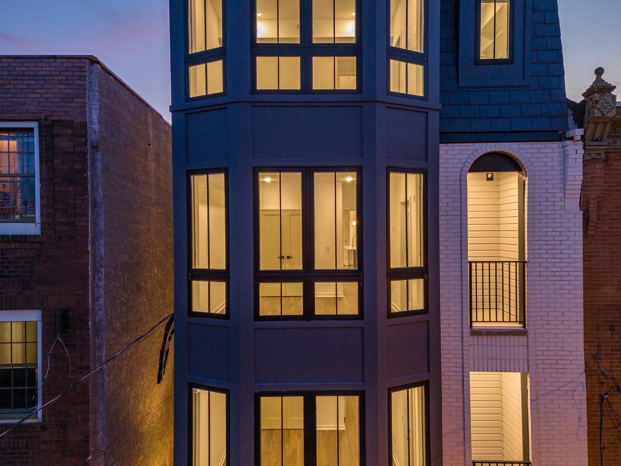 Building Photo - 608 S American St