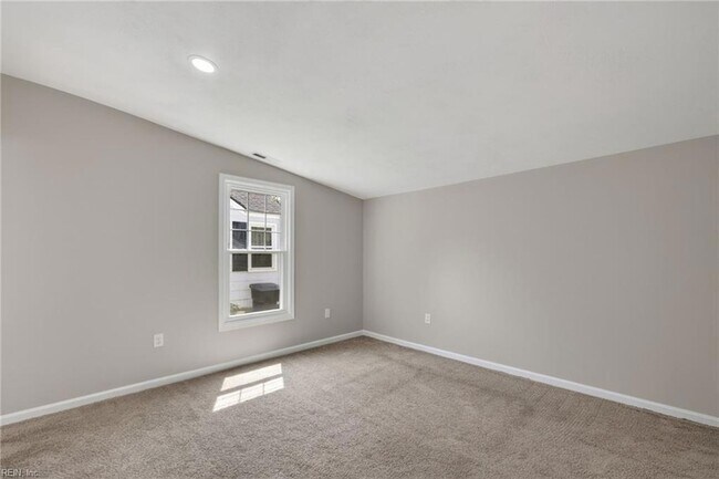 Building Photo - 31 Greenbrier Rd