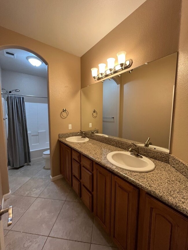 Building Photo - 206 S Argyle Pl