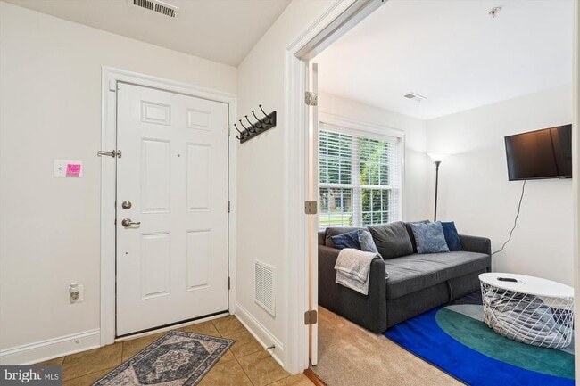 Building Photo - 533 Girard St