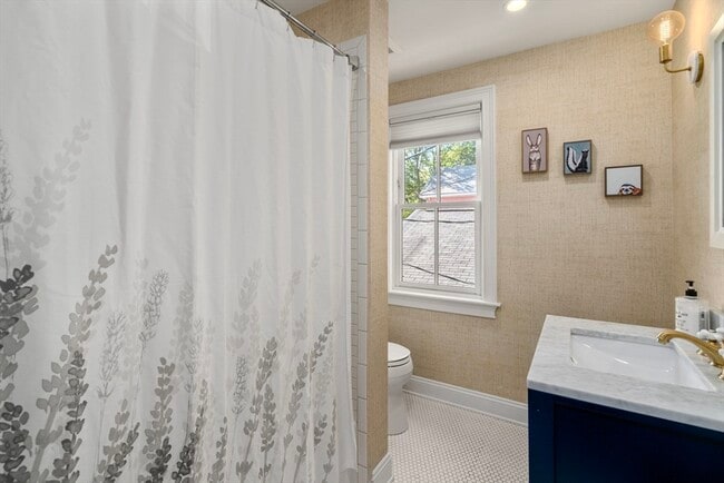 Building Photo - 2 Crystal Pl