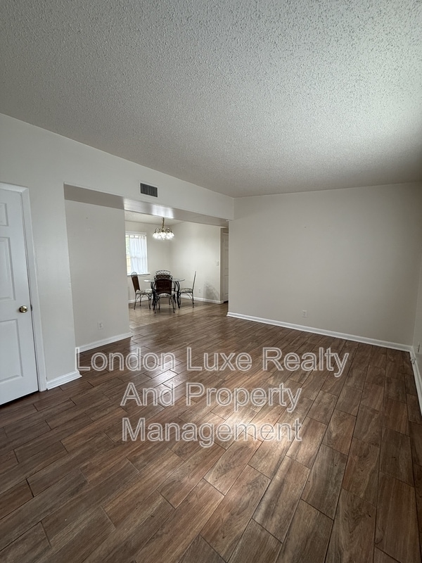 Building Photo - 909 La Marche Dr