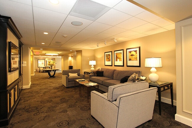 Lobby area - 4601 N Park Ave