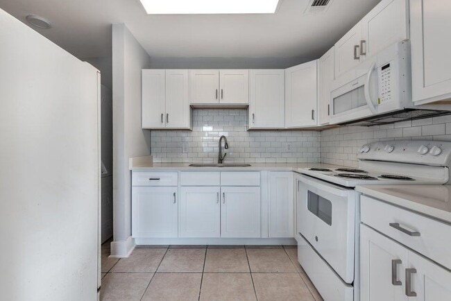 Building Photo - 801 NE 3rd St