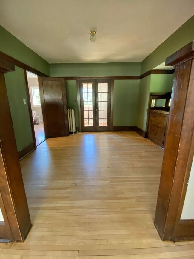 Building Photo - 2016-2018 E 6th Street