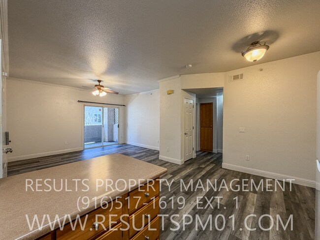 Building Photo - 1 Bed 1 Bath Roseville Condo with Attached Garage