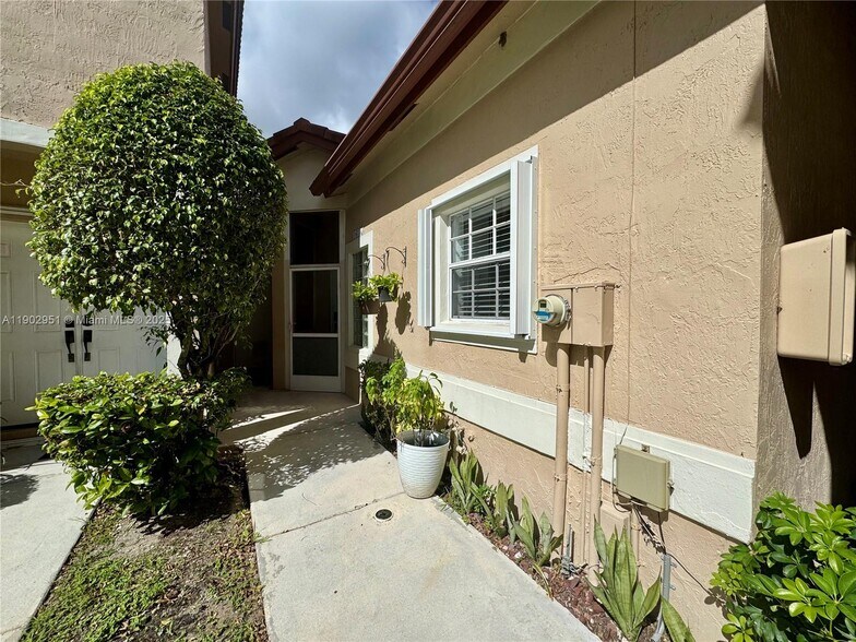 ?? 16137 Emerald Cove Rd, Weston — A Cozy One-Story Gem in Emerald Courts ?? - 16137 Emerald Cove Rd