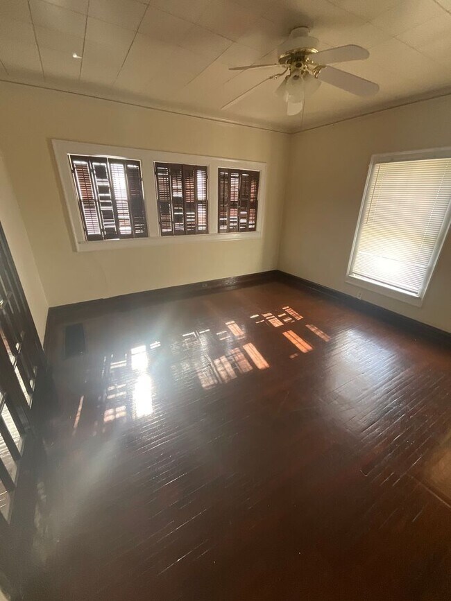 Building Photo - *2027* 4 Bed House!! Great Spot!!